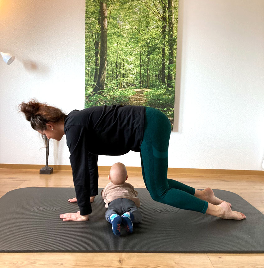 Rückbildung auf Matte - Kuhlmann - Praxis für Physiotherape & Yoga in Bühl